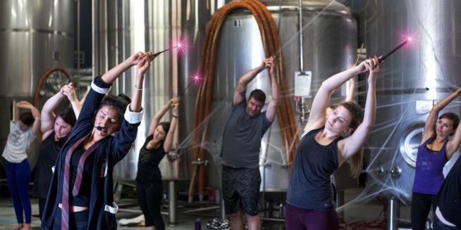 Lezioni di yoga in stile Harry Potter Una lezione di yoga con bacchette di Harry Potter