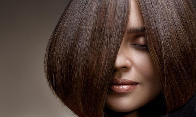 Donna con capelli castani Donna con capelli castani lisci