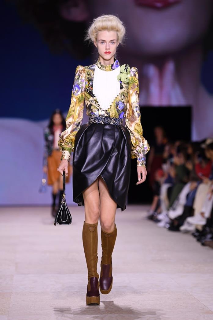 Louis Vuitton: i look più belli dalla collezione Primavera/Estate 2020 Look con gonna a portafoglio