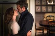 Alicia e Jason in atteggiamento romantico Alicia Florrick e Jason Crouse si baciano