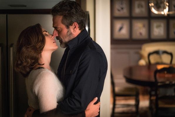 Alicia e Jason in atteggiamento romantico Alicia Florrick e Jason Crouse si baciano