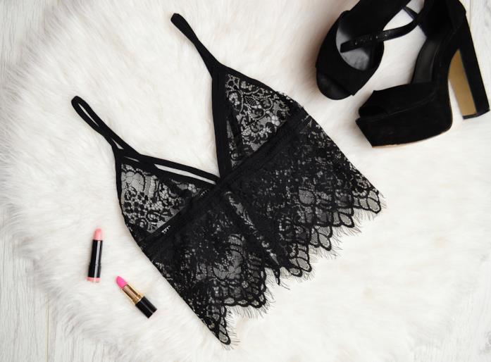 Bralette nero in pizzo Bralette nero in pizzo con mules e rossetti