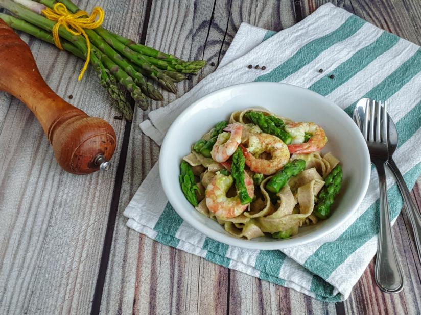Tagliatelle con asparagi Pasta fresca con verdura e gamberi
