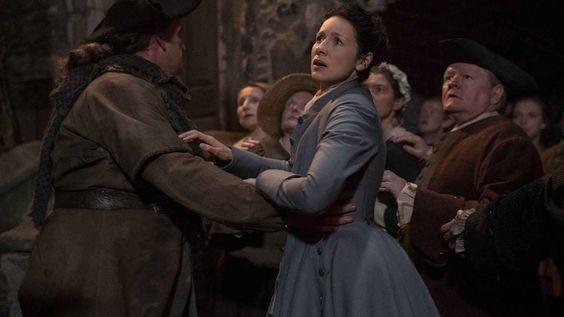 Claire Claire sconvolta mentre la tipografia brucia