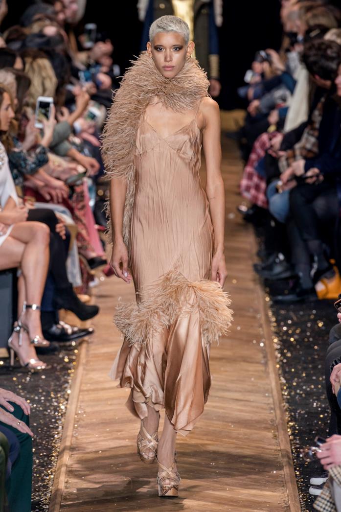 Abito da sera Michael Kors NY Fashion Week 19 20 Abito da sera nude con inserti e sciarpa di piume NY Fashion Week 19 20