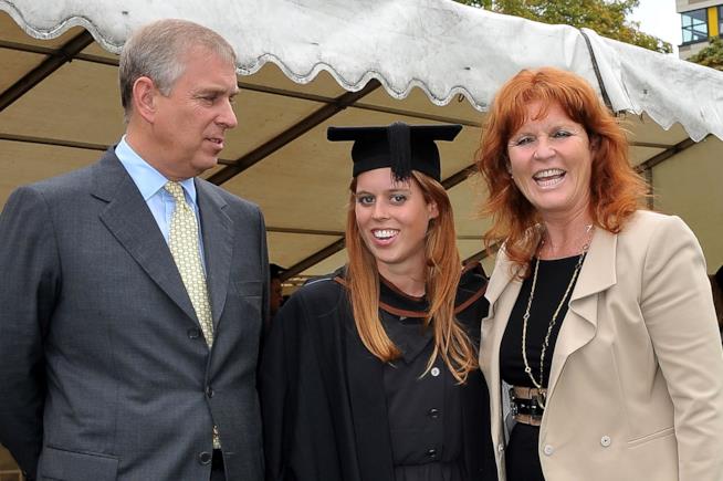 Sarah Ferguson e il Principe Andrew stanno di nuovo insieme? Sarah Ferguson e il Principe Andrew con una delle due figlie