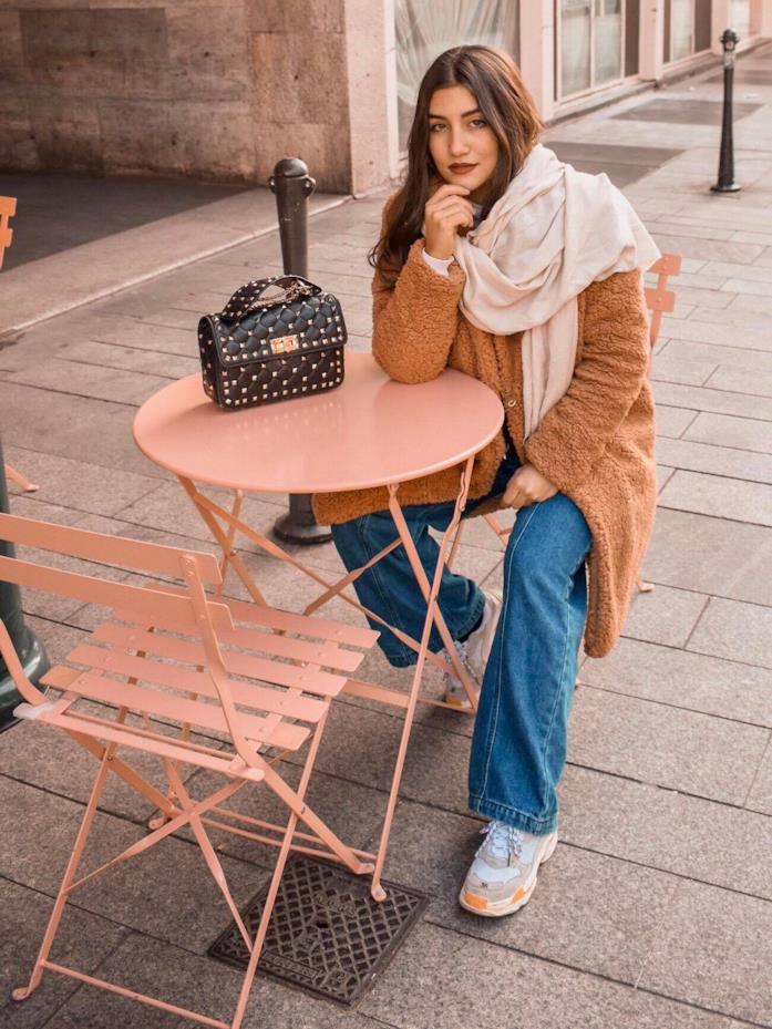 Arianna Cavina Arianna Cavina seduta a un tavolo in outfit casual