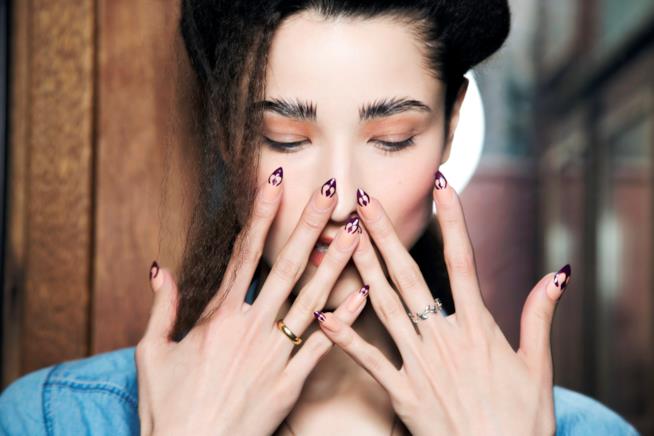 Ragazza con unghie lunghe Ragazza con unghie lunghe bordeaux