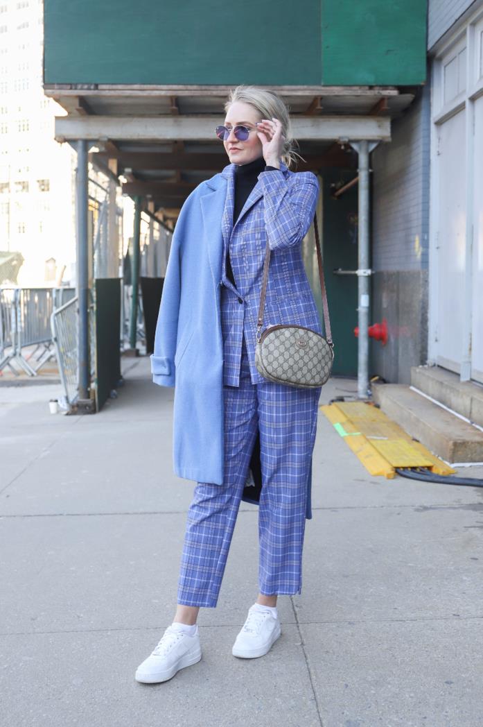 Outfit casual con sneakers Outfit casual con sneakers bianche con completo a quadri