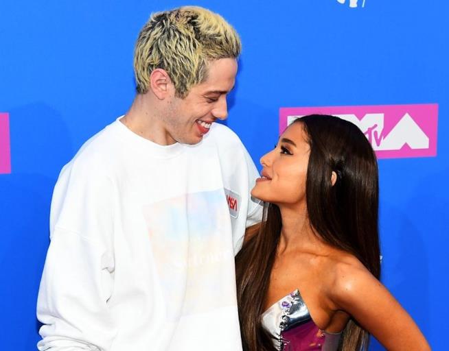 Ariana Grande con Pete Davidson Ariana Grande e Pete Davidson