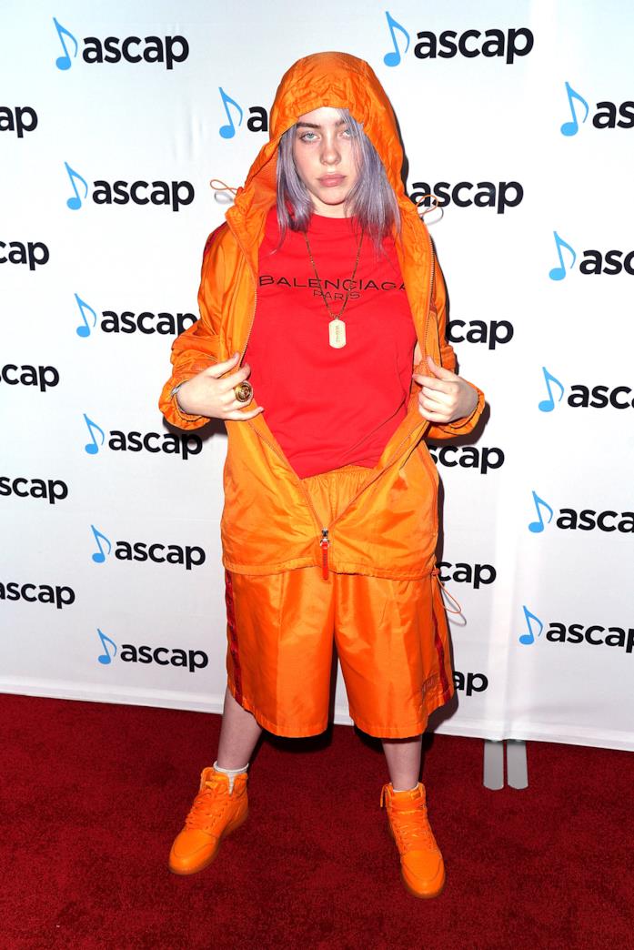 Billie Eilish in Balenciaga Billie Eilish outfit arancio con t-shirt Balenciaga