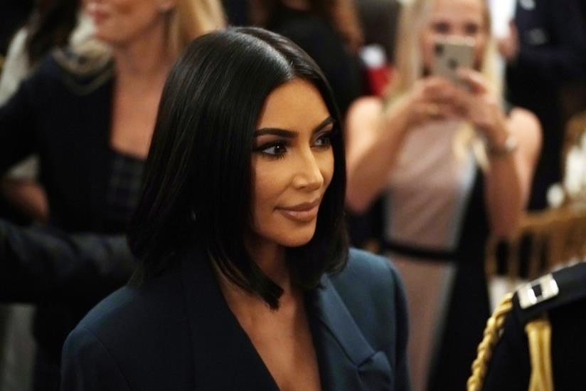 Dopo Selena Gomez, anche Kim Kardashian cede al fascino dello short bob Kim Kardashian