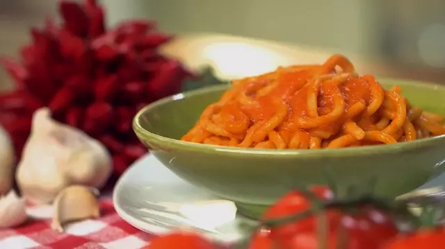 I pici all'aglione: la ricetta tipica toscana di Giallo Zafferano Pici all'aglione