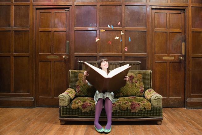 I libri consigliati a chi ama le fiabe Ragazza legge un grande libro