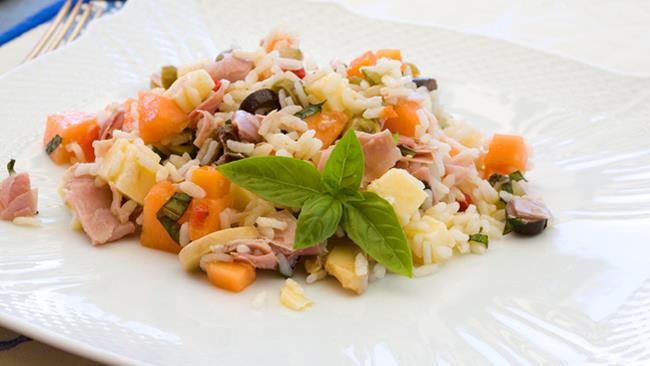 Insalata di riso: la ricetta con melone retato e prosciutto cotto Insalata di riso prosciutto e melone