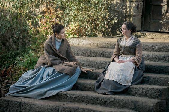Claire e Jenny Claire e Jenny parlano sulle scale di Lallybroch