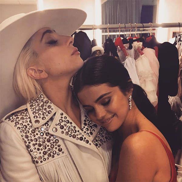 Lady Gaga e Selena Gomez Lady Gaga e Selena Gomez si abbracciano
