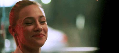 Lili Reinhart Lili Reinhart che sorride e annuisce
