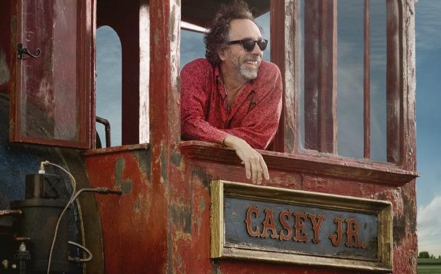 Tim Burton a bordo di Casey Jr sul set di Dumbo Il regista Tim Burton sul set di Dumbo