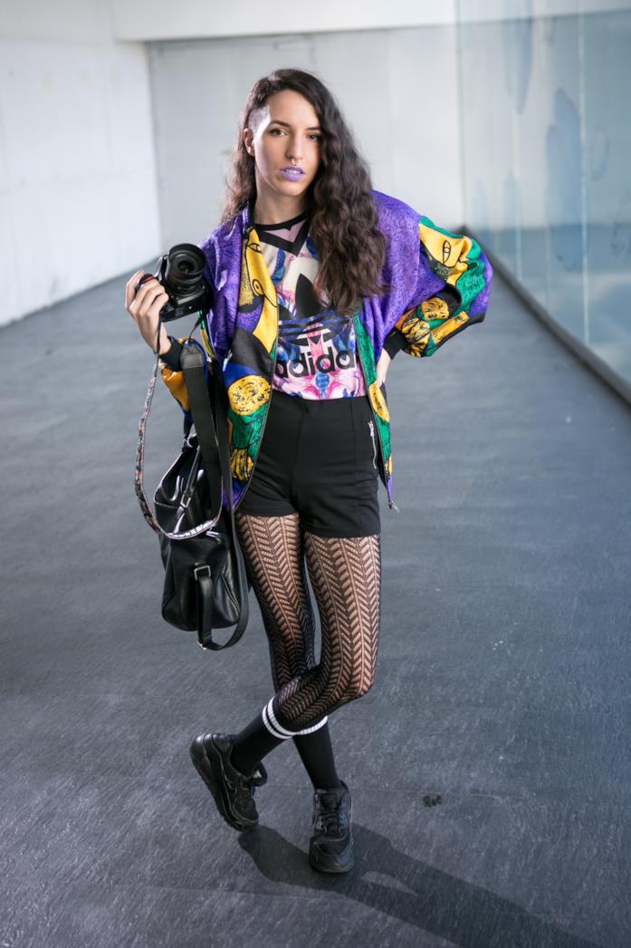 T-shirt maxi logo outfit streetwear outfit con T-shirt con maxi logo Adidas abbinata a gonna e sneakers