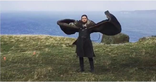 Kit Harington è un drago dietro le quinte di GoT Kit Harington agita il mantello come un drago