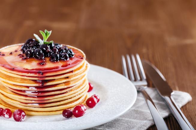 Pancakes americani con frutti rossi e sciroppo d'acero Pancakes Americani Ricetta
