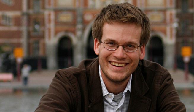 John Green tornerà con un nuovo romanzo a Ottobre negli USA John Green in posa sorridente