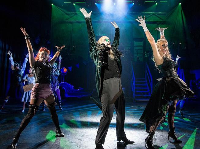 Una scena del Rocky Horror Show Il cast del Rocky Horror Show sul palco