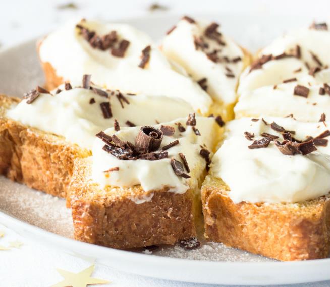 Stelle di pandoro: ricetta con crema chantilly aromatizzata alla cannella Stelle di pandoro
