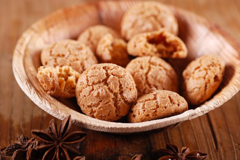 Amaretti con le mandorle, gli albumi e lo zucchero Amaretti in ciotola di legno