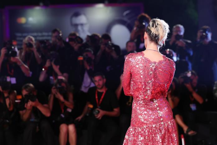 Kristen Stewart sceglie un abito insolito a fiori per Venezia 76 Kristen Stewart di schiena