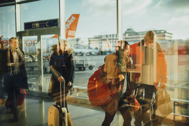 Viaggiare sicuri con la Farnesina Persone all'aeroporto