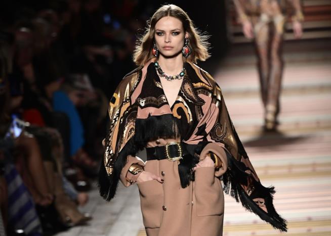 Tendenza moda folk: vestiti e accessori di moda per lautunno 2018 Immagini di moda