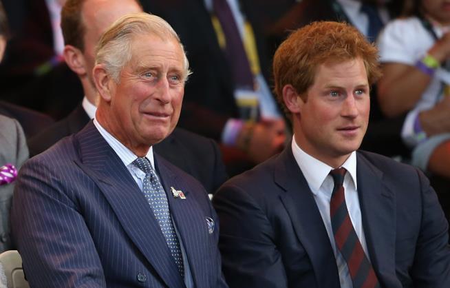 Harry e Carlo identici: lo dimostra una foto del Principe da giovane Principe Carlo e Principe Harry