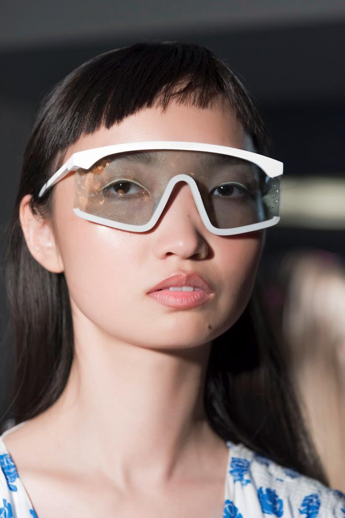 Occhiali da sole Kenzo Kenzo modella che indossa occhiali alla S/S 2019