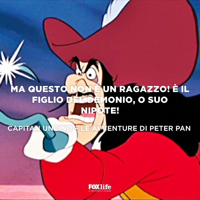 Battuta di Capin Uncino Capitan Uncino mentre agita l'uncino
