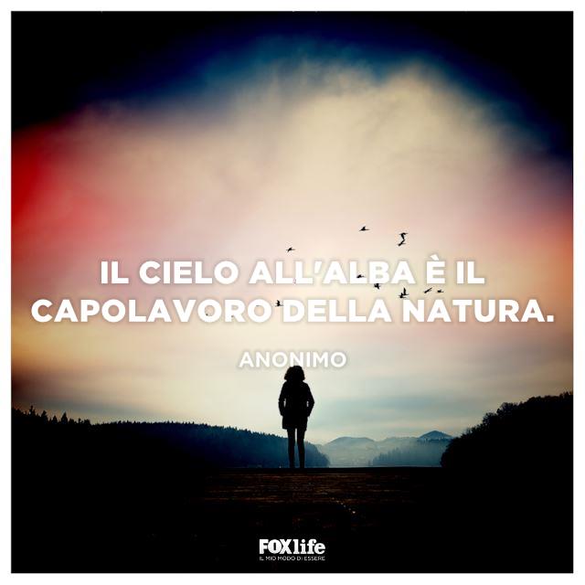 Cielo capolavoro Ragazza assiste alla nascita dell'alba