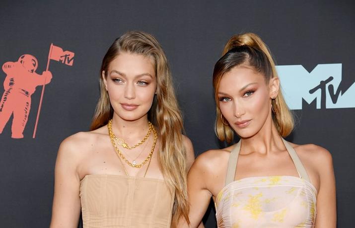 Bella e Gigi Hadid, stesso biondo ai VMAs Bella e Gigi Hadid ai VMAs