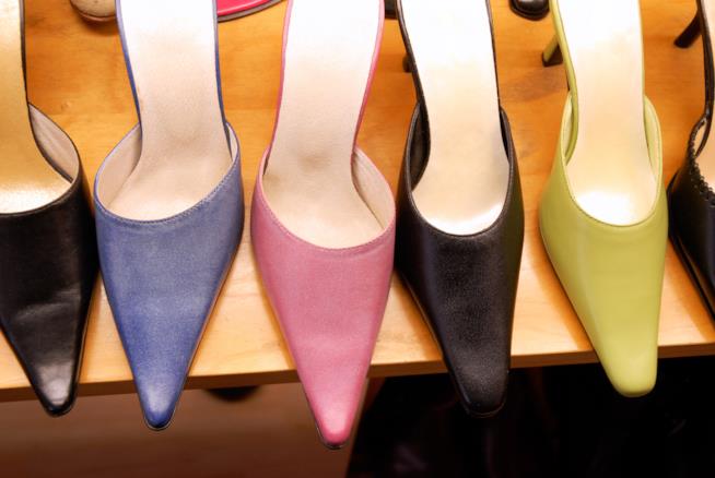 Le mules sono le scarpe di tendenza dell'estate Mules con punta pronunciata in vari colori