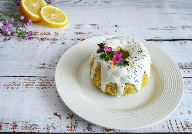 Ciambellina al limone Dolce con crema bianca e semi