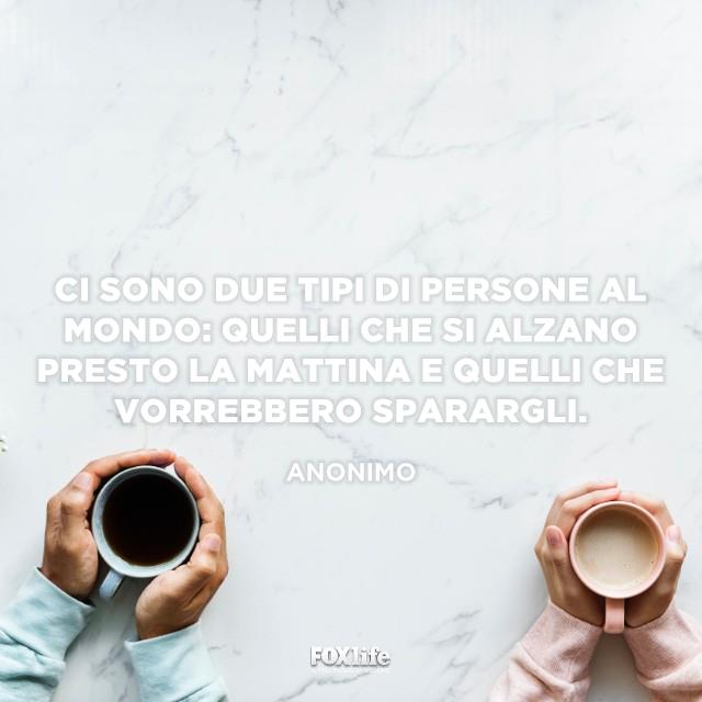 Persone diverse Mani di uomo e donna con tazza di caffè e cappuccino