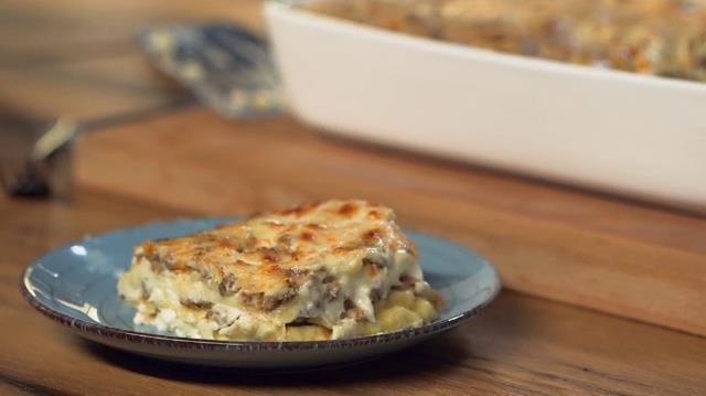 Giallo zafferano ci mostra le Lasagne di pane carasau con ragù di salsiccia e funghi Lasagne di pane carasau