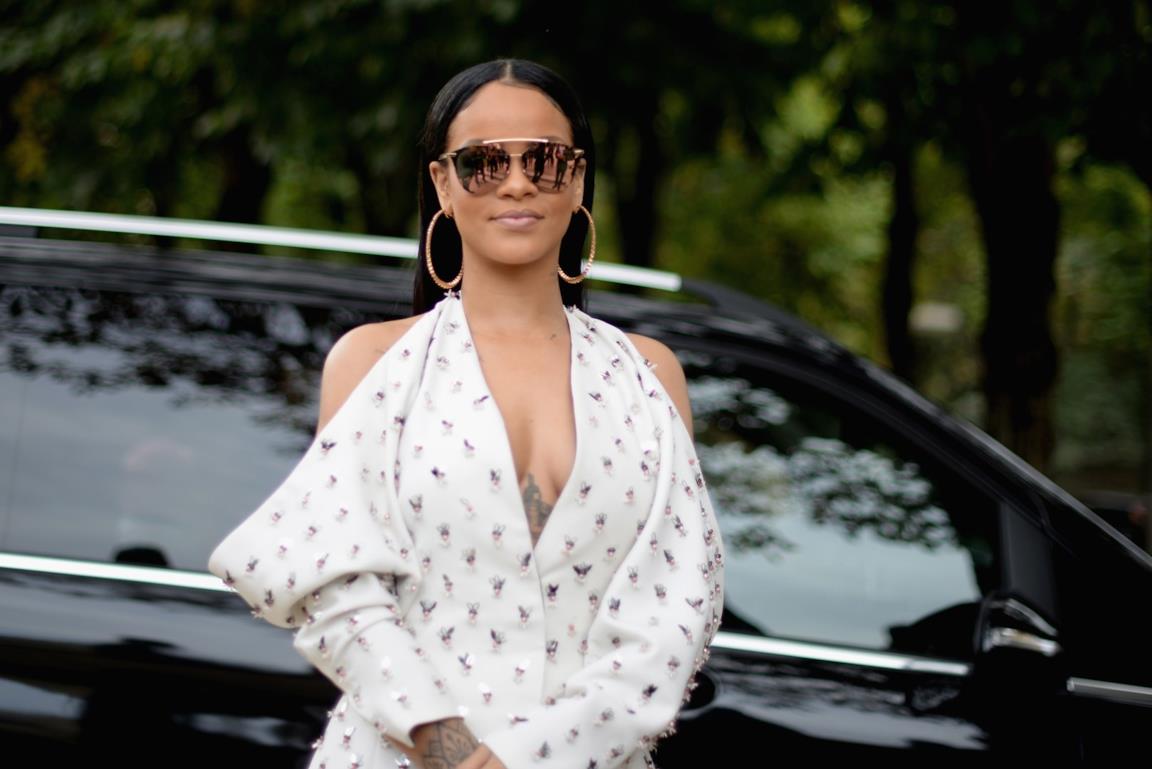 Rihanna in primo piano con occhiali da sole
