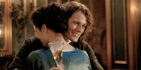 Claire e Jamie Jamie abbraccia felice Claire