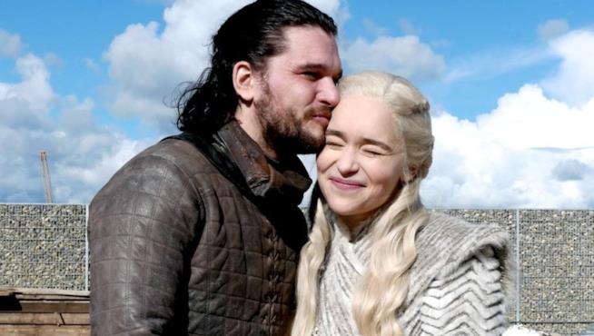 Kit Harington commenta la scena di sesso con Emilia Clarke 