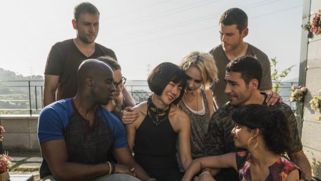 Il cast di Sense8 gira a Napoli I Sense8 al cimitero che consolano Sun