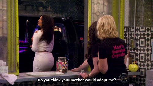 Kim Kardashian guest star di 2 Broke Girls Kim Kardashian in un cameo della serie TV 2 Broke Girls