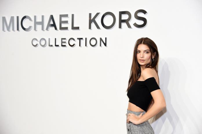 Le donne ricorrono alla chirurgia plastica per un ombelico come Emily Ratajkowski Emily Ratajkowski a un evento Michael Kors