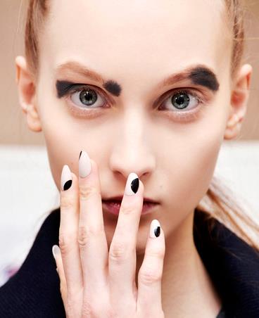 Nail art bianca e nera Nail art bicolore bianca e nera