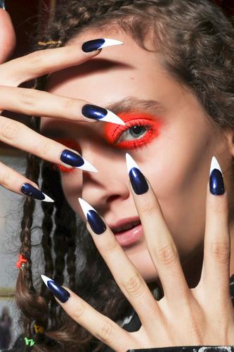 Unghie con smalto blu Unghie blu a stiletto
